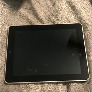 IPad 1 (Comes with free floppy case)